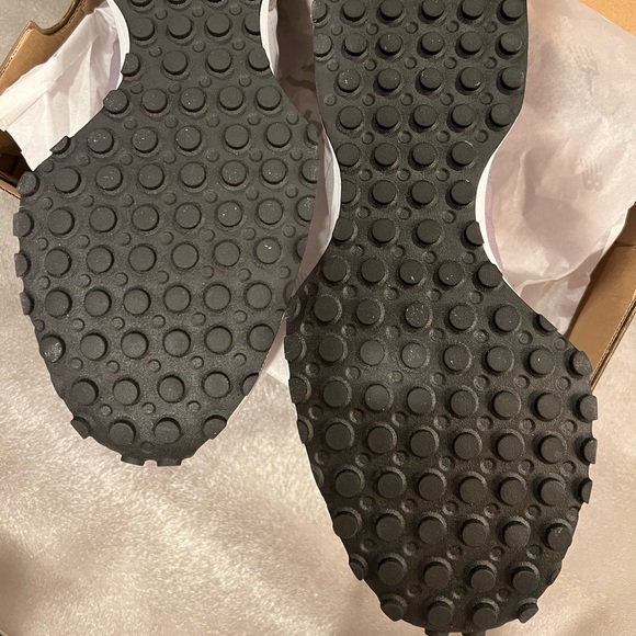 BNWT New Balance 327. Size 10.5. TARRIF FREE - Picture 2 of 7